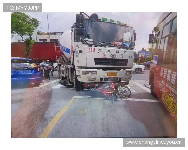 110km_h碰撞后司机无恙！这款防撞车为何成为道路施工 “守护神“？